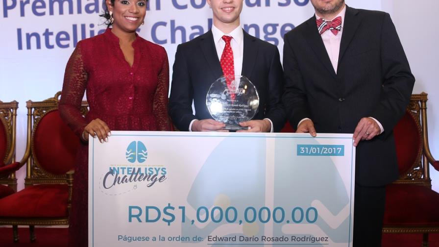 Estudiante de 18 años gana RD$1.0 millón en concurso de software