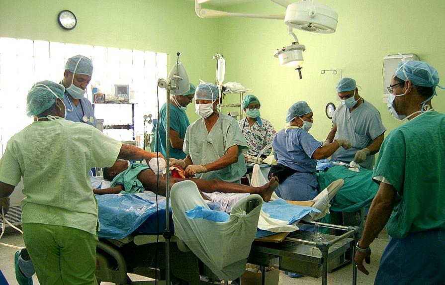Médicos de hospitales descentralizados piden se les incluya en aumento salarial