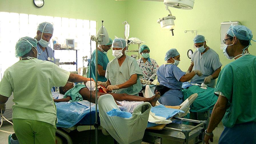 Médicos de hospitales descentralizados piden se les incluya en aumento salarial