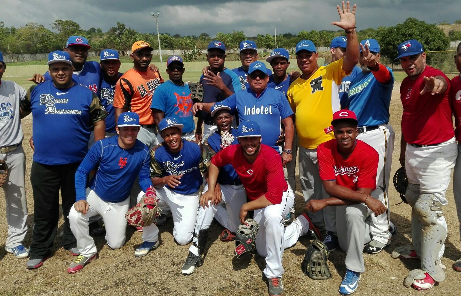 El equipo de Indotel que venció en dos ocasiones a los Gigantes de Basima, en partidos de sóftbol celebrados en el club para empleados de la institución gubernamental.