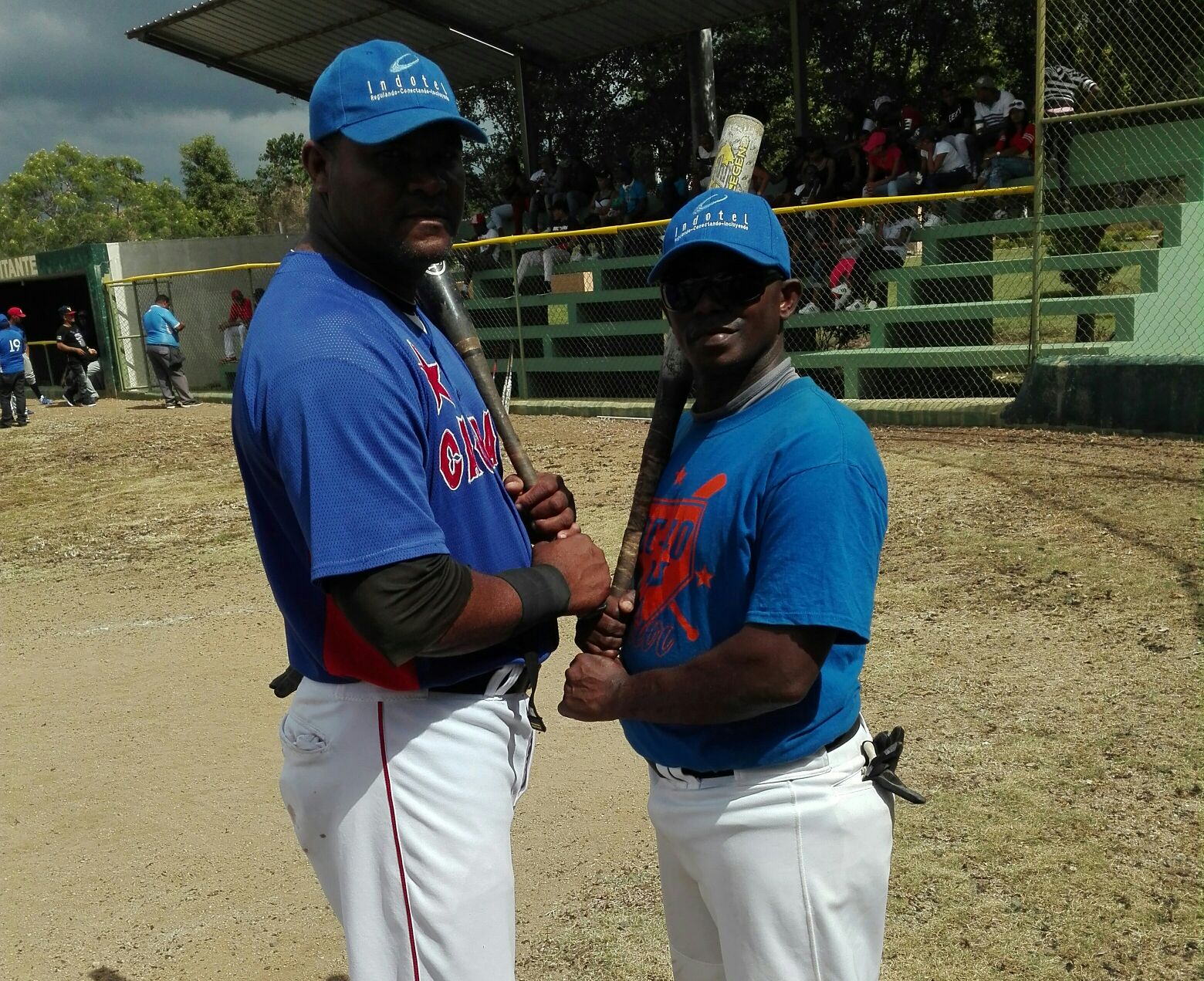 Pedro Mieses (izq) y Yanel Feliz se destacaron en la ofensiva del equipo Indotel de sóftbol, en el partido frente a los Gigantes de Basima.