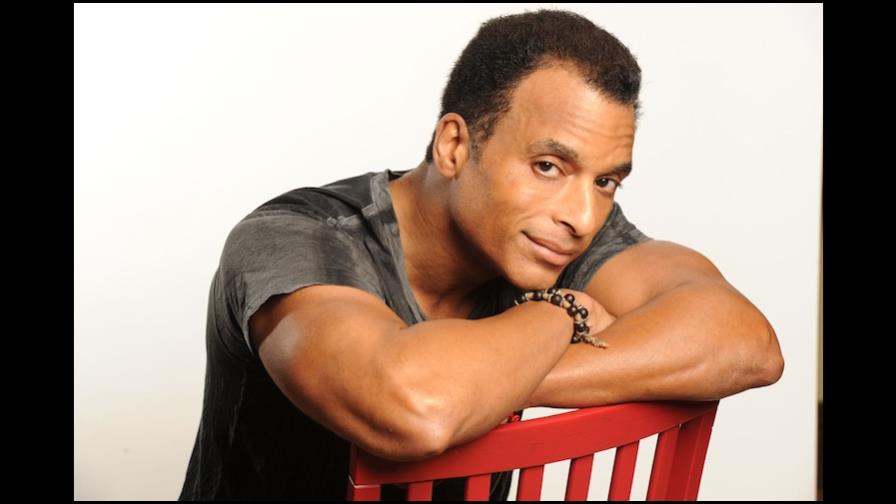 Jon Secada rinde homenaje a Benny Moré