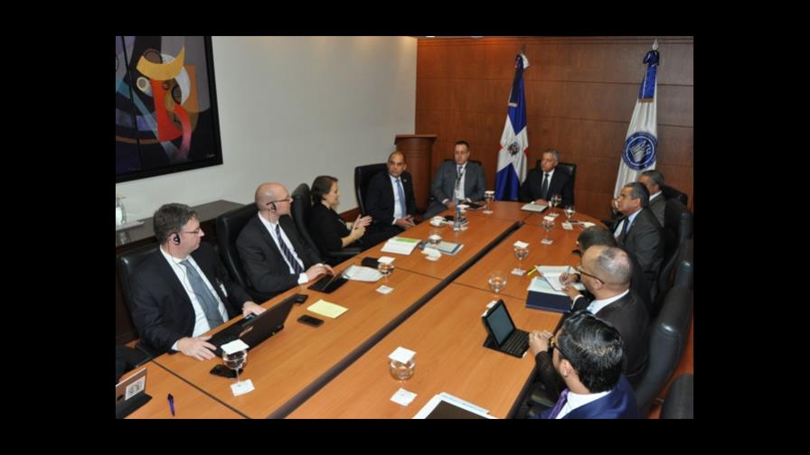 Funcionarios del área económica del gobierno se reúnen con misión del FMI  