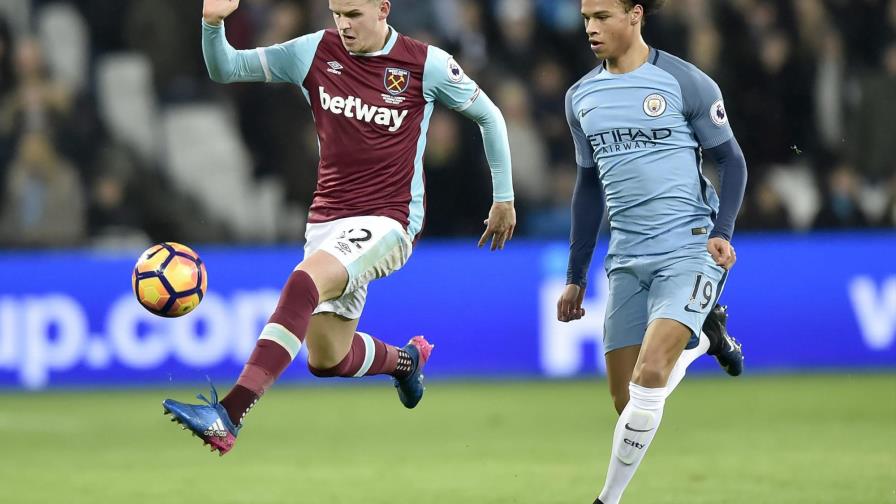 El City golea en Londres y el United tropieza en casa