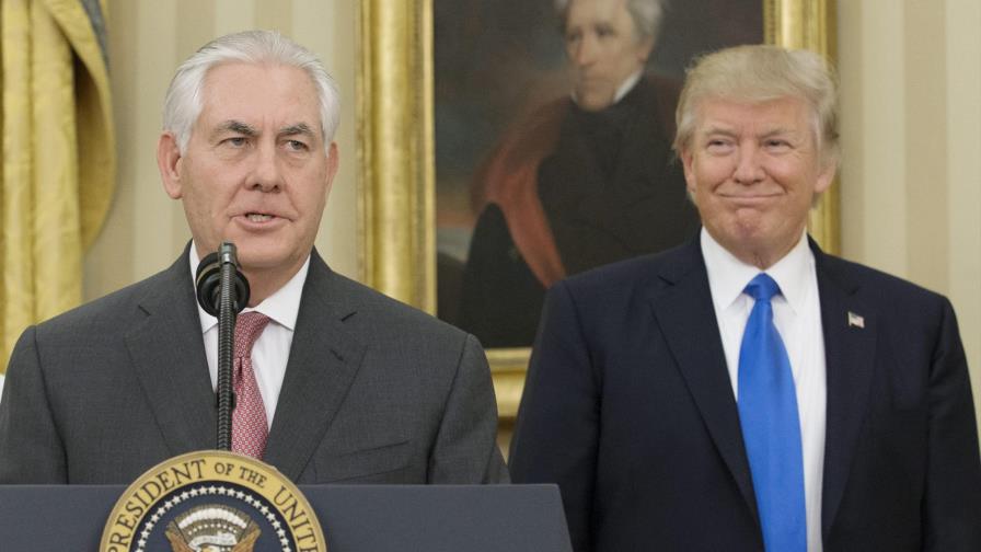 Tillerson asume las riendas de un Departamento de Estado dividido