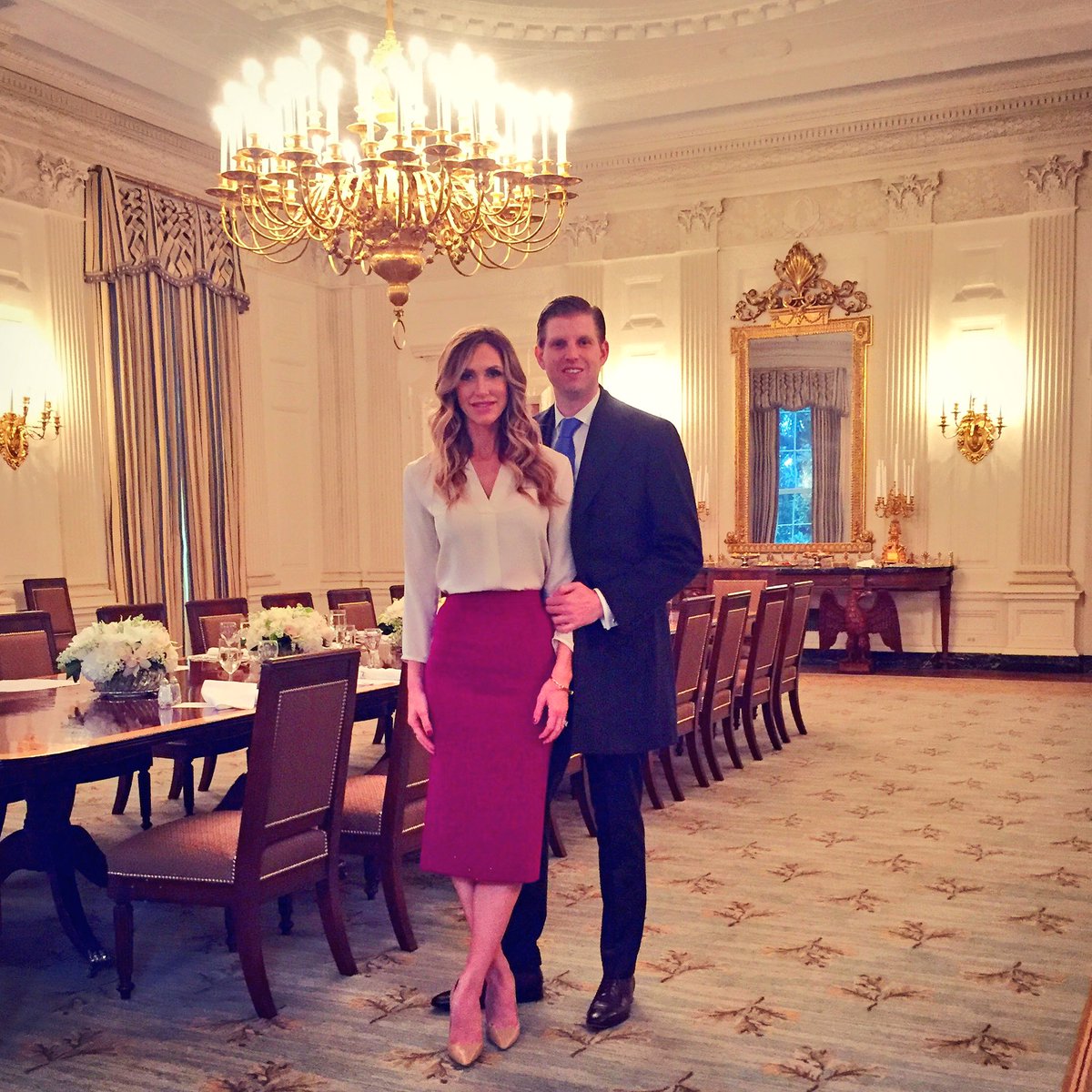 Eric Trump junto a su esposa Lara Trump en el comedor de la Casa Blanca luego de que su padre, Donald Trump, asumiera la presidencia de los Estados Unidos.