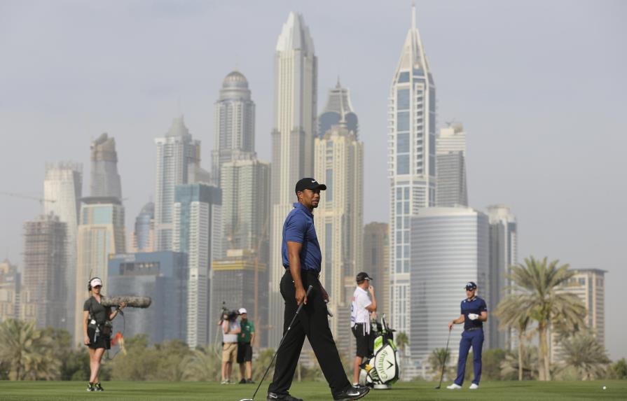 Tiger Woods tuvo pésimo arranque en el torneo de Dubai 