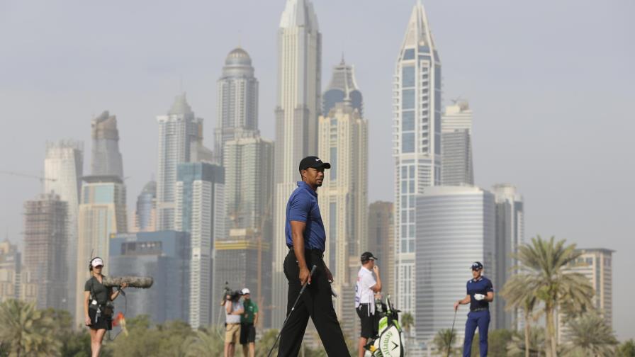 Tiger Woods tuvo pésimo arranque en el torneo de Dubai 
