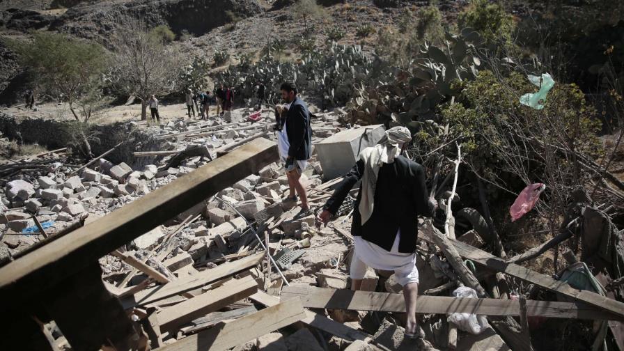 Primer ataque antiterrorista aprobado por Trump deja varios niños y un militar muertos; y un helicóptero estrellado