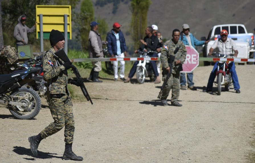 Militares permiten  a campesinos sacar frutos de Valle Nuevo
