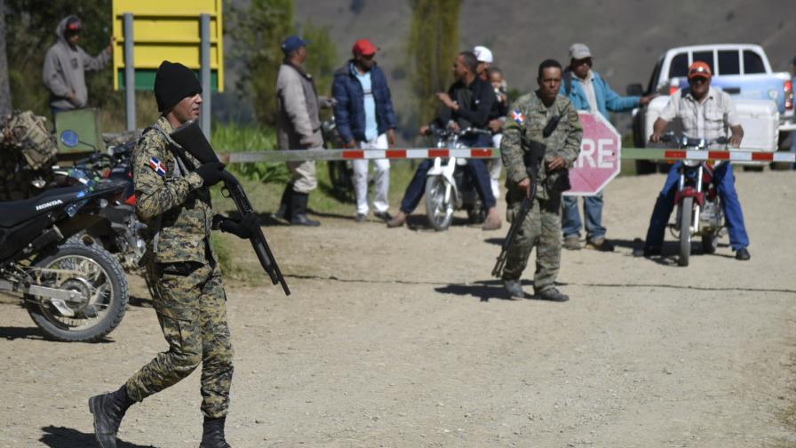 Militares permiten  a campesinos sacar frutos de Valle Nuevo