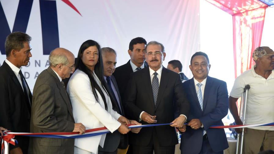 Presidente Danilo Medina entrega complejo habitacional y una escuela en Valverde