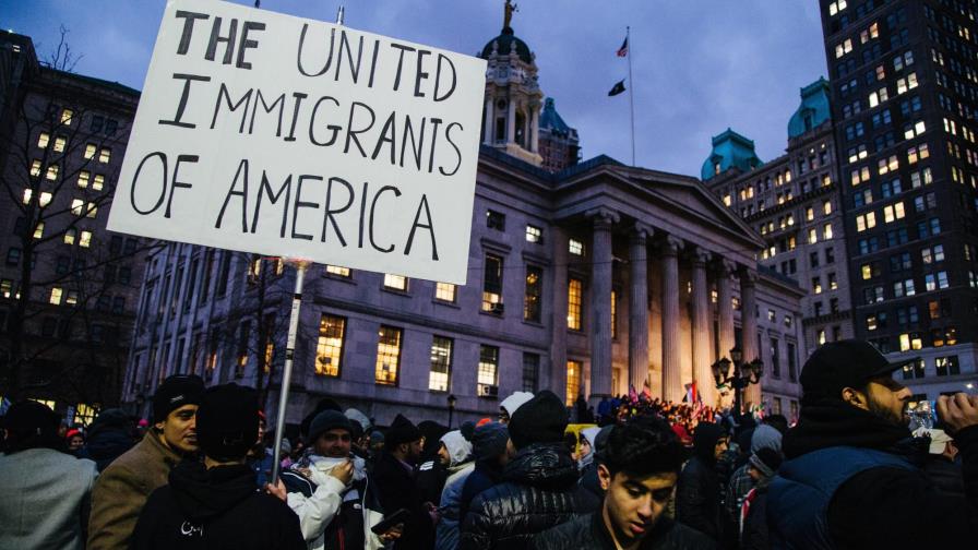 Juez federal prolonga prohibición de expulsiones por decreto Trump