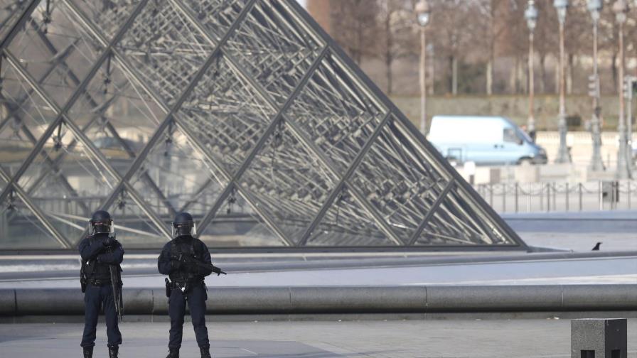 Hombre armado con un machete ataca militares en el principal museo de París