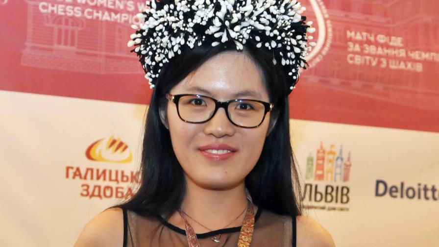 Campeona mundial de ajedrez abandona partida en protesta 