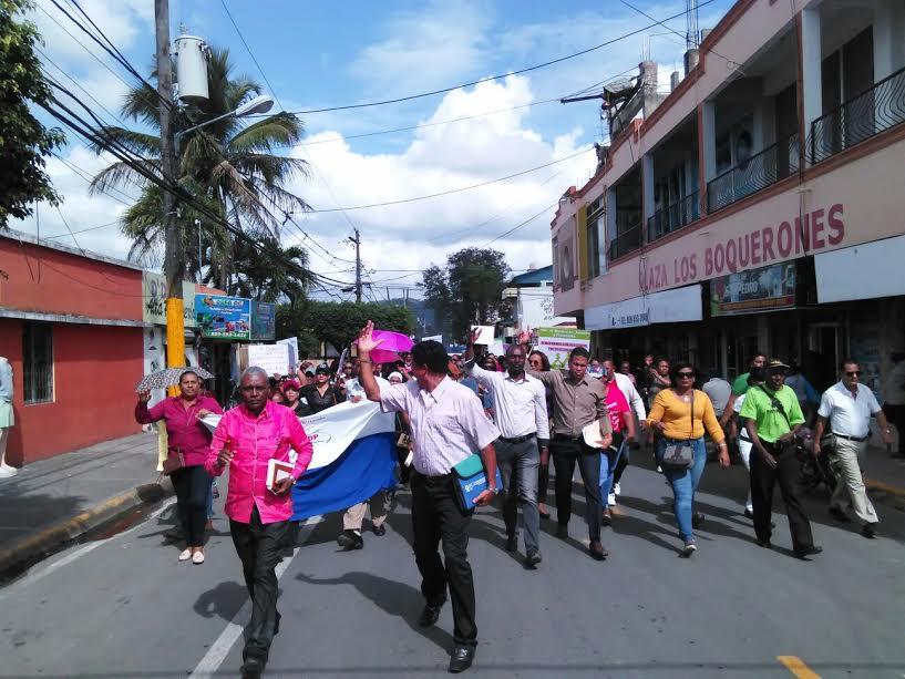 Maestros marchan en Hato Mayor en exigencia de aumento salarial