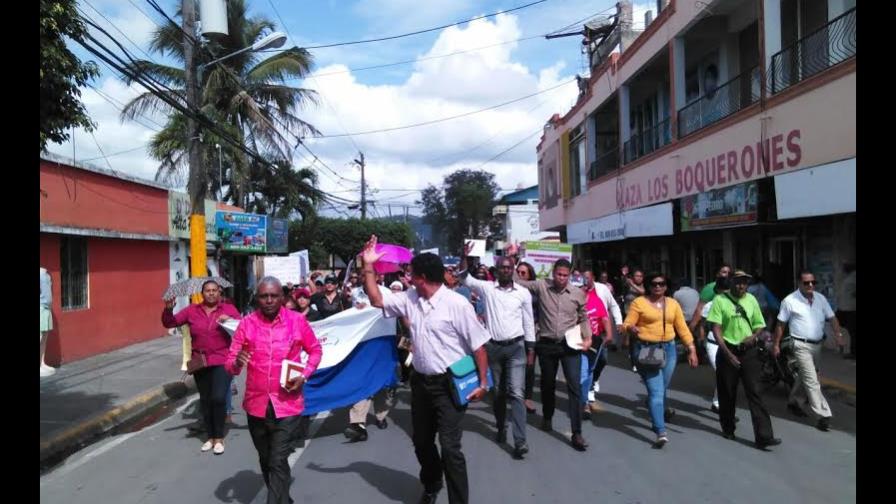Maestros marchan en Hato Mayor en exigencia de aumento salarial