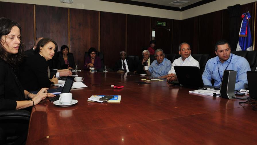Prosiguen encuentros con misión del FMI