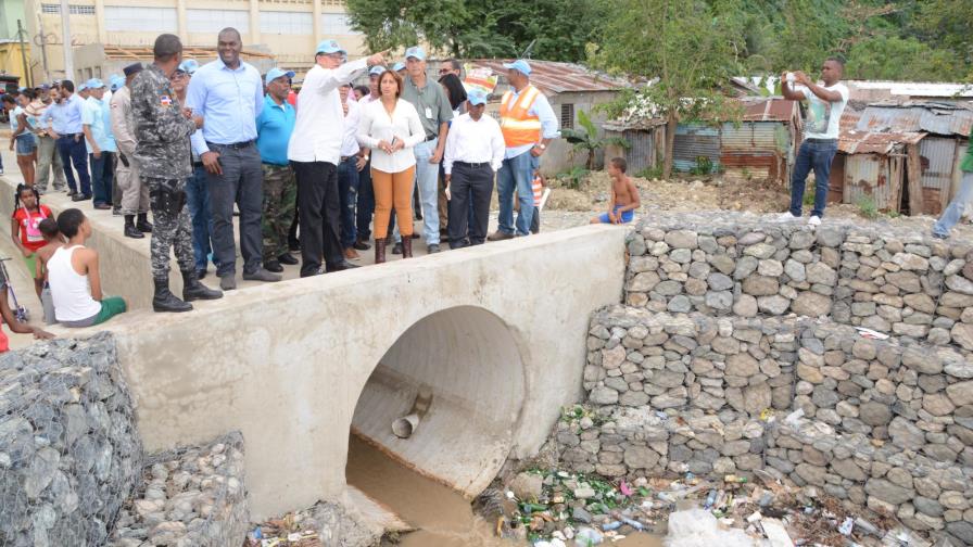 Coordinan obras en el barrio La Cañita para acompañar saneamiento de cañada Coordinan obras en el barrio La Cañita para acompañar saneamiento de cañada
