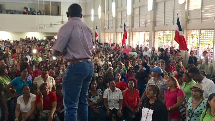 Los profesores inician lucha por aumento salarial de 25%