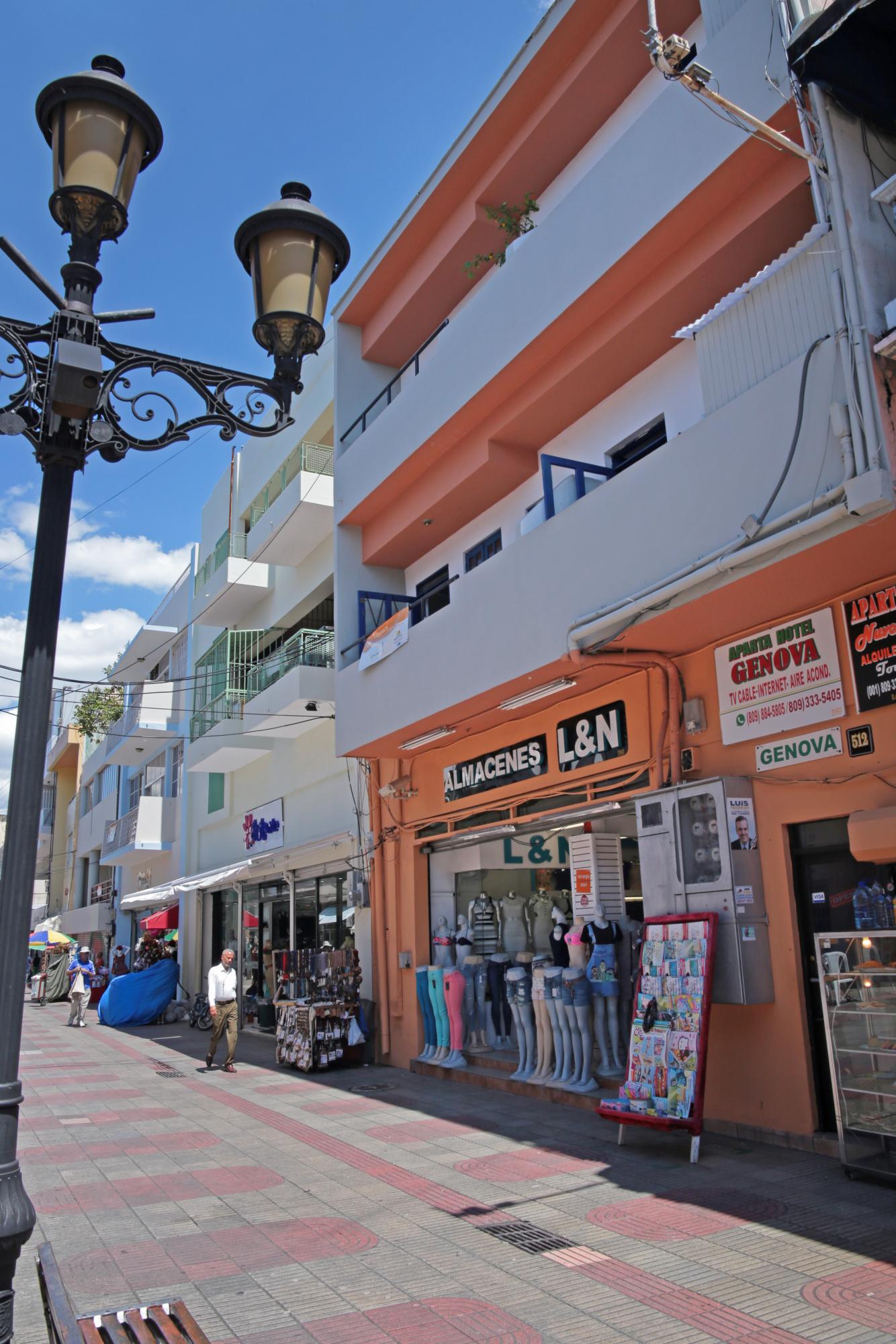 Calle El Conde principal vía comercial de la Ciudad Colonial