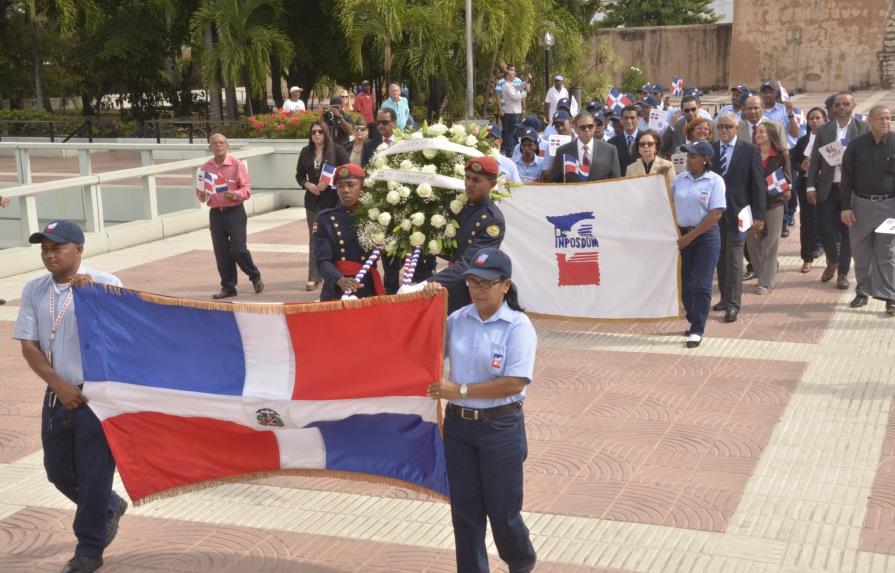 Inposdom deposita ofrenda floral en el Altar de la Patria