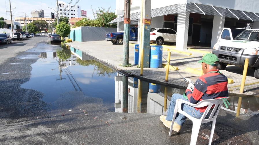 Una esquina  casi siempre mojada del Naco