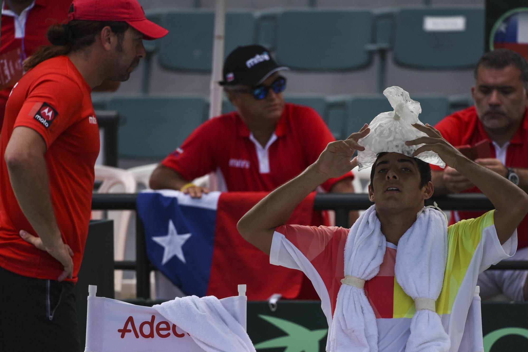 La primera raqueta de Chile Christian Garín escucha al captan chileno Nicolás Massú en el juego donde enfrento al dominicano Roberto Cid.