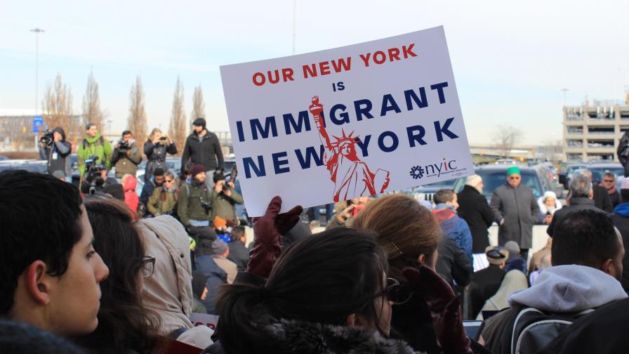 Juez de EE.UU. bloquea polémica orden migratoria de Trump en todo el país