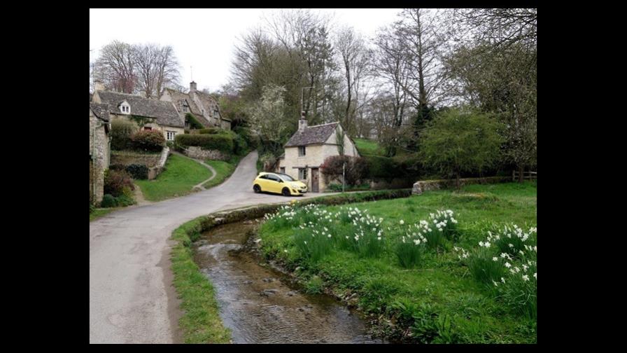 Vandalizan coche en pueblo inglés porque su color dañaba las fotos de los turistas