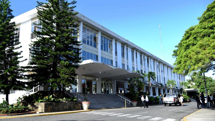 Los ex empleados del  cabildo de Santiago exigen prestaciones