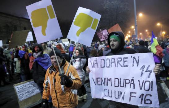 Gobierno rumano deroga decreto que despenaliza corrupción; ciudadanos exigen ahora su renuncia