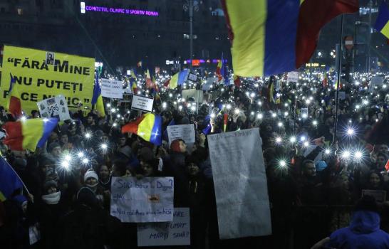 Gobierno rumano deroga decreto que despenaliza corrupción; ciudadanos exigen ahora su renuncia