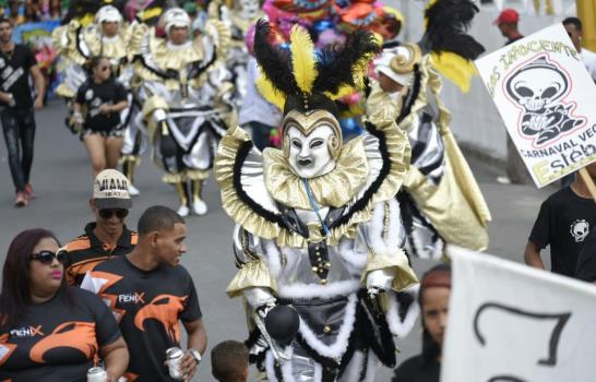 Miles asisten a la apertura del carnaval de Santiago y La Vega 