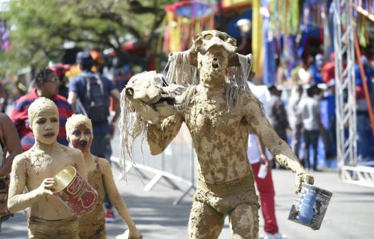 Miles asisten a la apertura del carnaval de Santiago y La Vega 