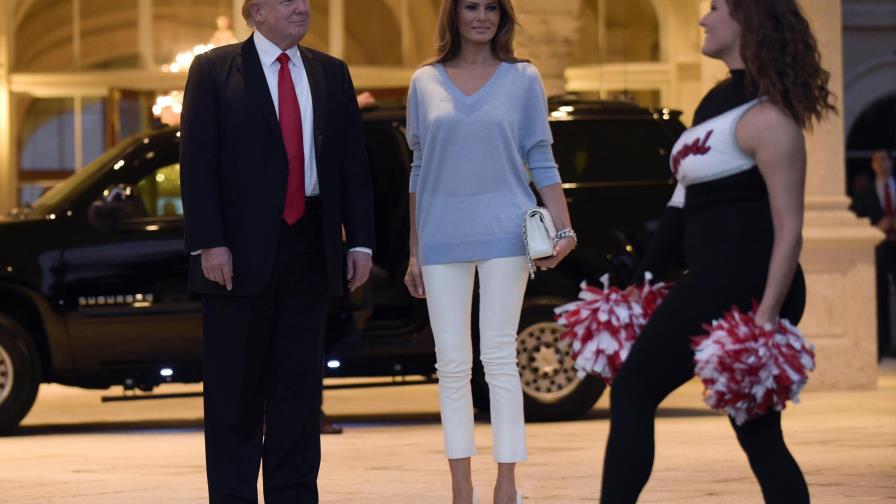 Cientos se manifiestan contra Trump en las inmediaciones de estadio que acoge el Super Bowl