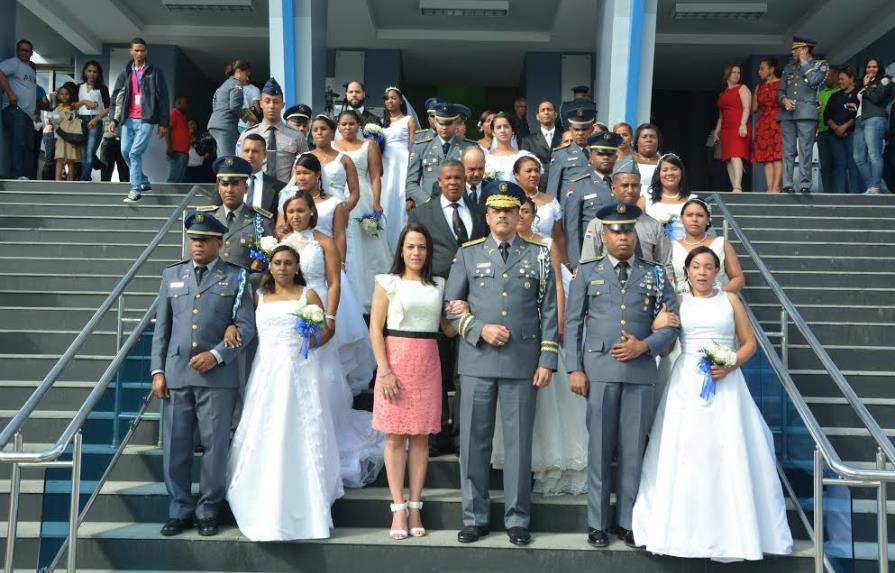 La Policía Nacional celebra Boda Colectiva de dieciocho parejas