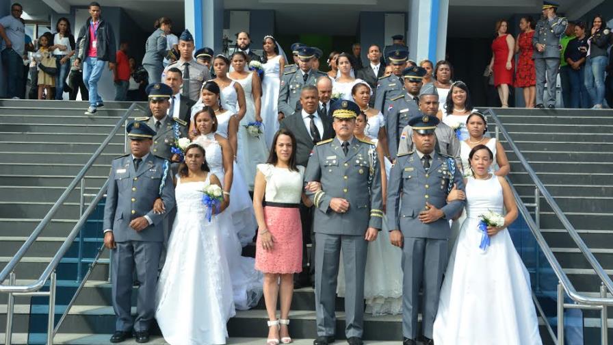 La Policía Nacional celebra Boda Colectiva de dieciocho parejas