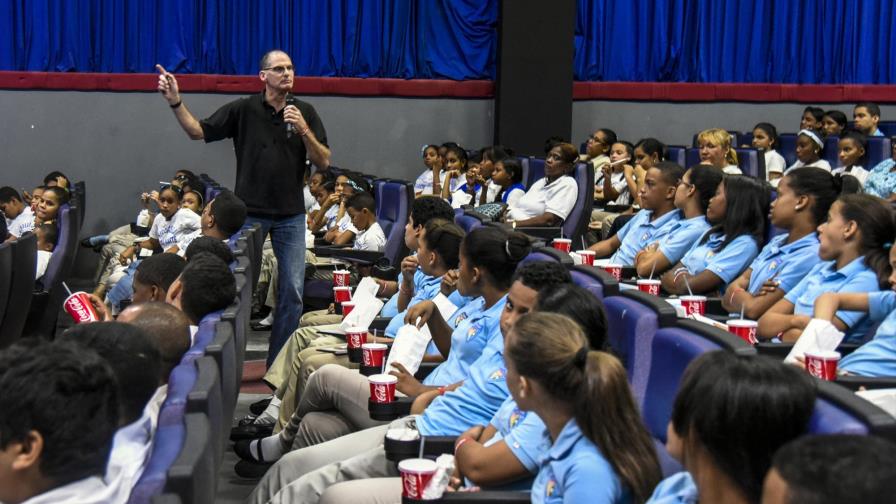 Autoridades instan a jóvenes a no corromperse con drogas 