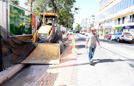 Construcciones en la ciudad empujan a la gente a caminar por la calle
