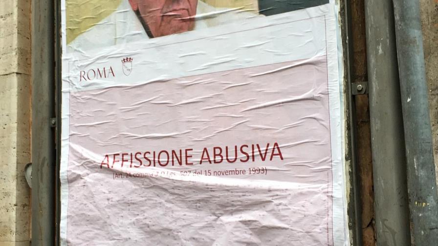 Policía investiga campaña con afiches contrarios al papa Francisco en Roma