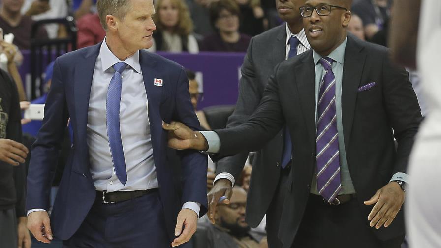 Kerr es multado por insultar a árbitro de la NBA