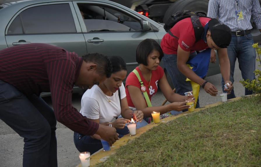Estudiantes de la UASD en Santiago encienden velas para exigir el inicio de clases