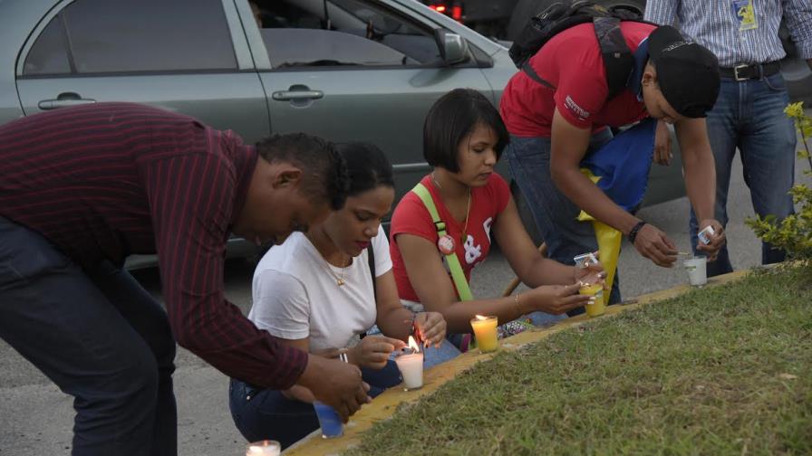 Estudiantes de la UASD en Santiago encienden velas para exigir el inicio de clases