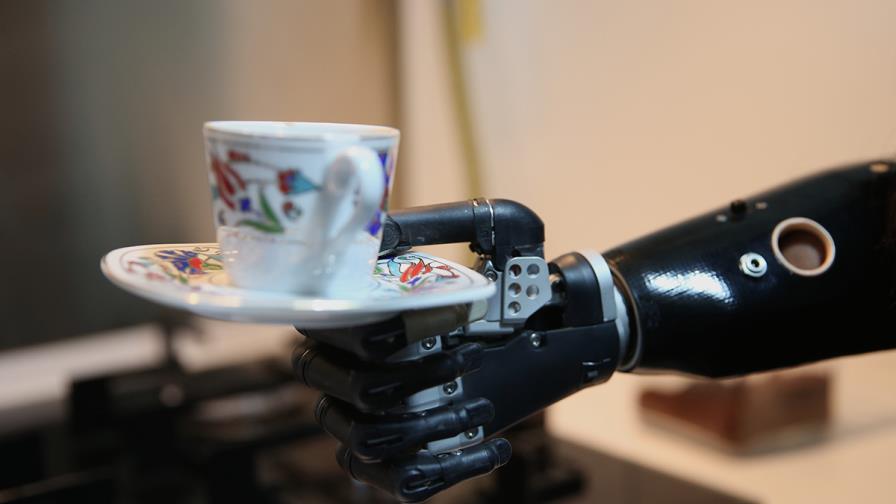 Desarrollan un brazo protésico que detecta señales de la médula espinal