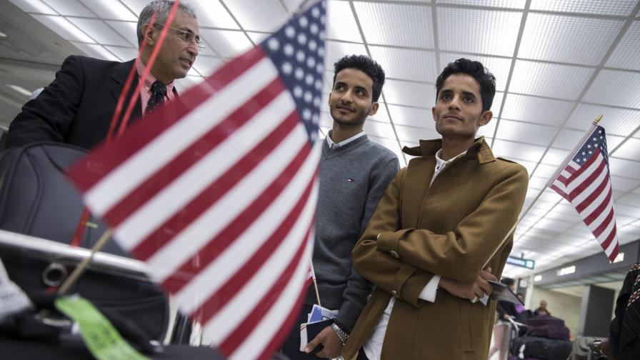 Los inmigrantes rechazados por Trump hallan su camino de vuelta a EE.UU.