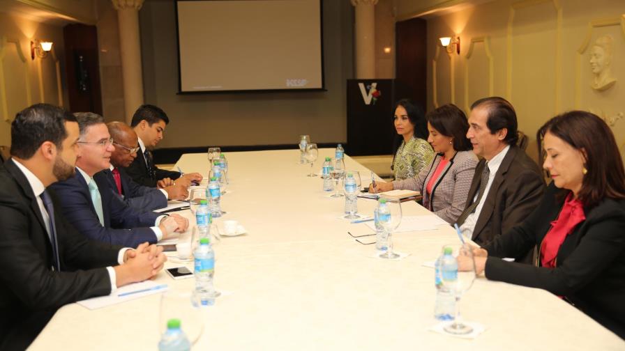 Gobierno dialoga con el  CONEP sobre el transporte