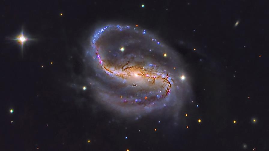 La materia oscura causa que las barras de galaxias giren más despacio