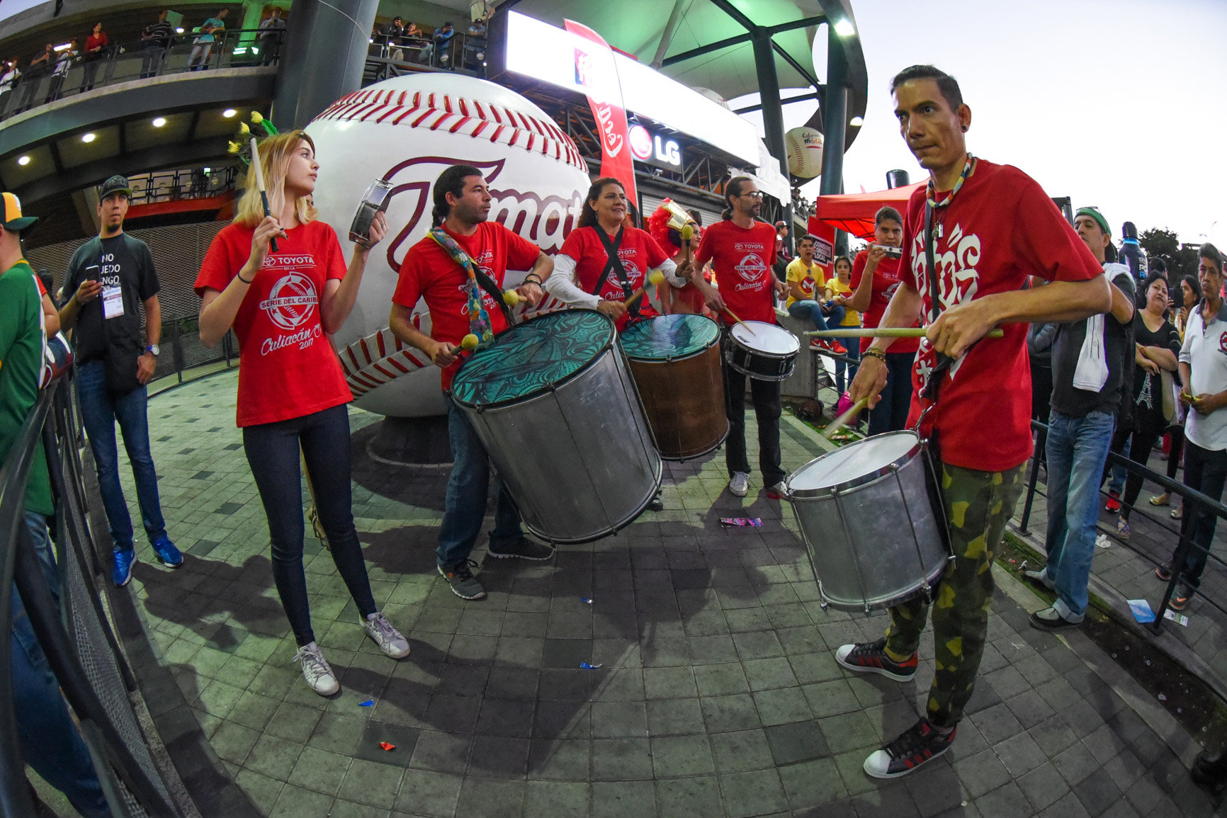 Músicos animan el martes 7 de febrero de 2017, durante la gran final del béisbol Serie del Caribe que se juega en la ciudad de Culiacán (México). 