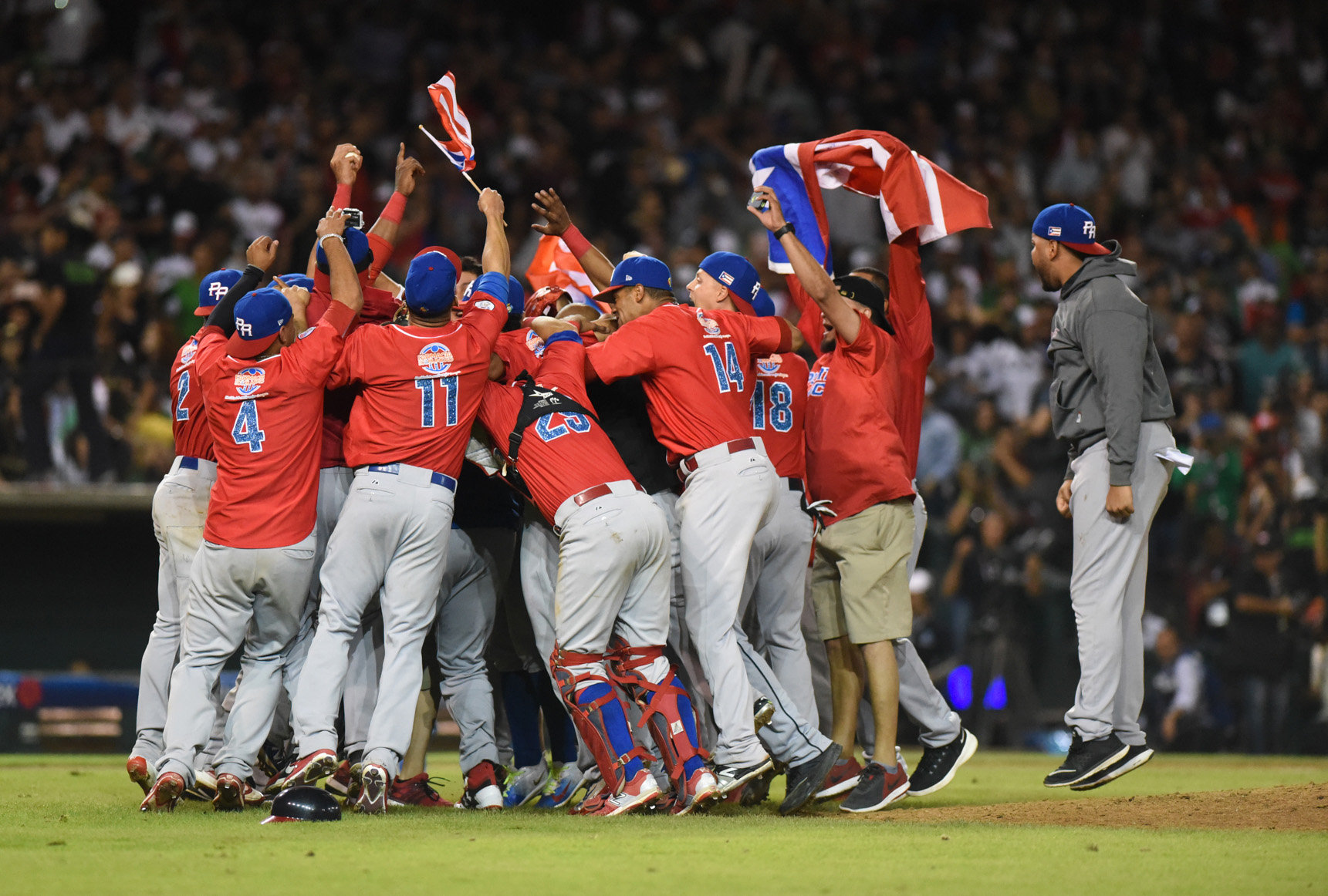 Jugadores de los Criollos de Caguas de Puerto Rico celebran al vencer a Águilas de Mexicali de México el martes 7 de febrero de 2017, durante la final de la Serie del Caribe en Culiacán (México). 
